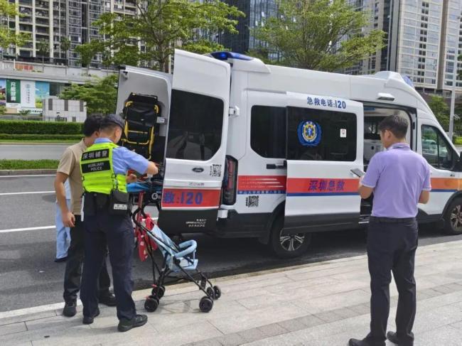 女童晕厥地铁员工跪地救人 守住“黄金四分钟”