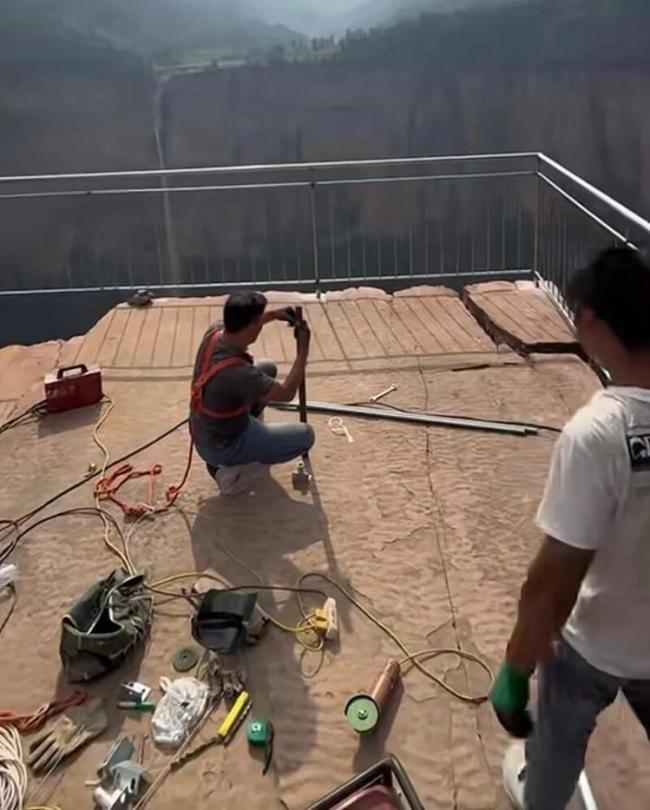 南太行网红观景台装护栏被指煞风景