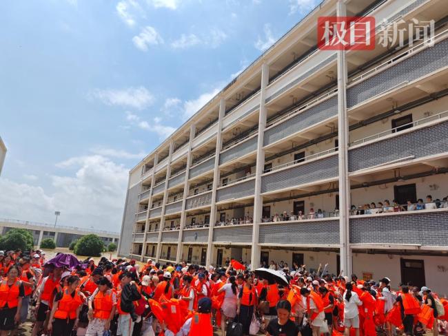 现场直击救援航母转运被困师生 应急动力舟桥显神威