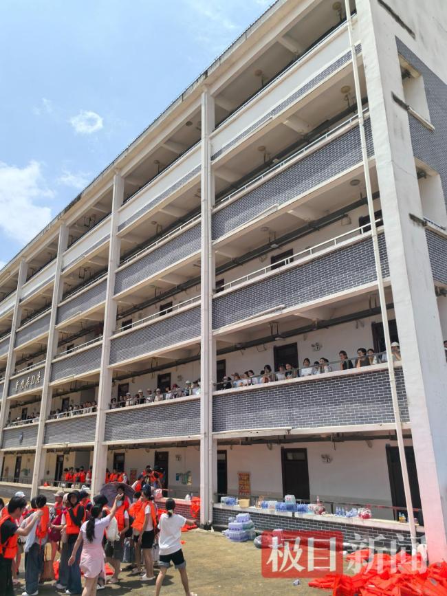 现场直击救援航母转运被困师生 应急动力舟桥显神威