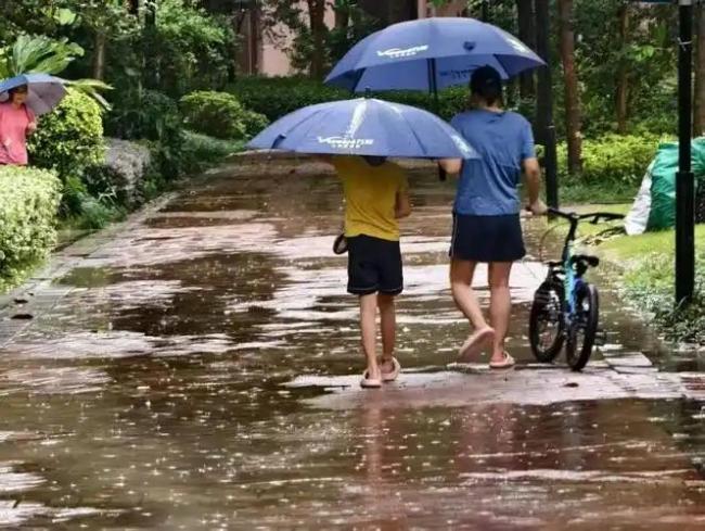 大雨中吃盒饭的消防员找到了 暴雨中的坚守与奉献