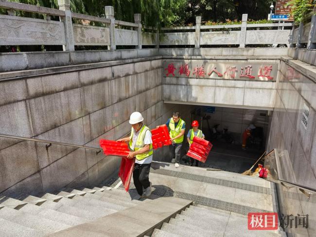 记者跟随武昌城管巡查地下通道 备战台风“巴威”保畅通