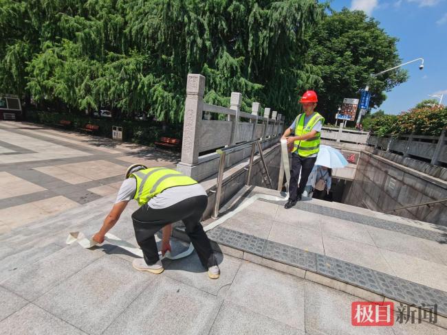 记者跟随武昌城管巡查地下通道 备战台风“巴威”保畅通