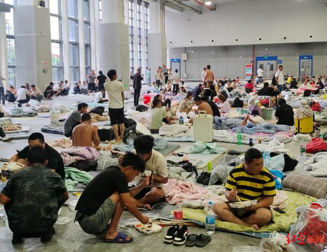 台风巴威来袭 温州街头用喇叭提醒
