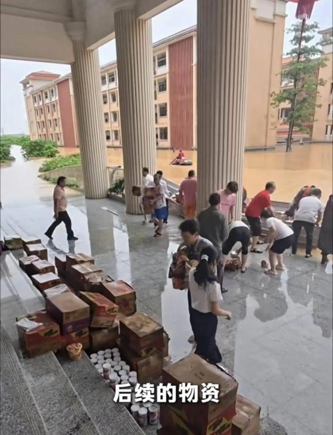 广西家长带被困学校的孩子回家吃饭 爱心接力温暖人心