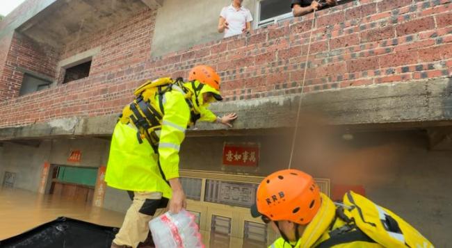 我也是第一次用无人机运人：紧急救援中的创新尝试