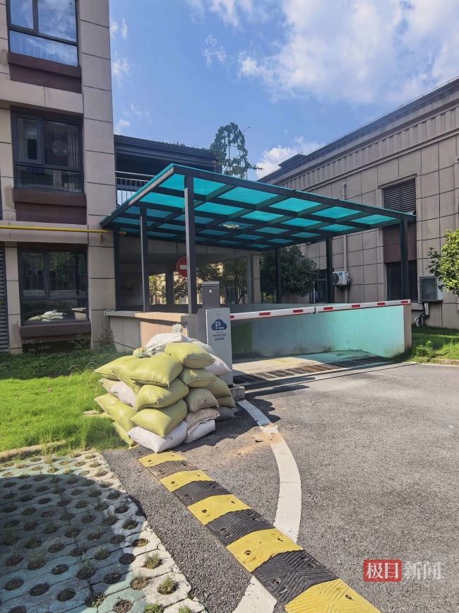 湖北黄石各小区提前堆放沙袋应对暴雨 防汛物资到位