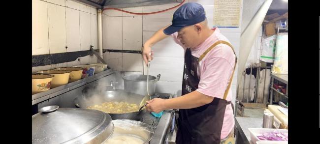 面馆坚持5年为抗台风救援队准备夜宵 风雨无阻送温暖