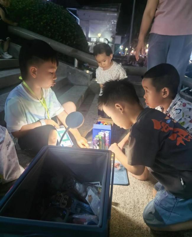 7岁男孩帮爷爷卖瓜1秒套袋让路人称奇 孝心感动众人