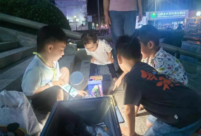 7岁男孩帮爷爷卖瓜1秒套袋 孝心感动路人