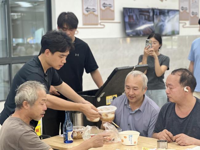 市民做200份卤肉饭送安置点工友 温情传递邻里情