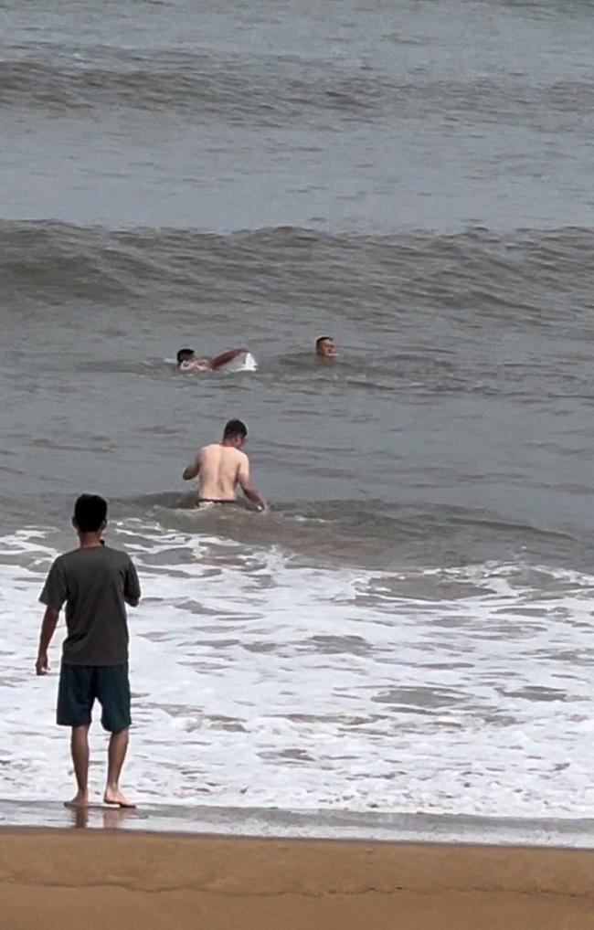 男子下海被大浪卷离海岸 俩大哥救人 勇救遇险者织密安全网