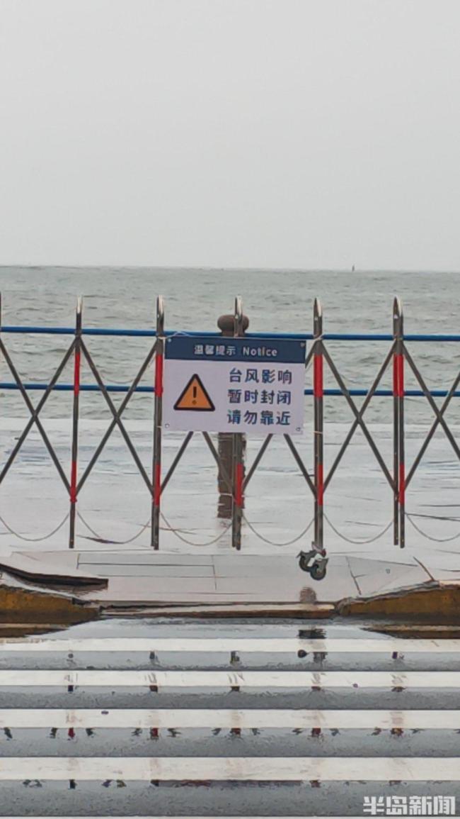 青岛沿海掀巨浪 海水涌上岸淹没道路