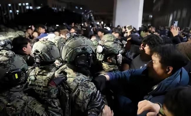 尹锡悦又获刑2年 总统斗争白热化