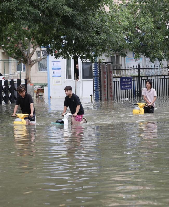 河北暴雨6小时道路积水超2米 市民涉水出行受阻