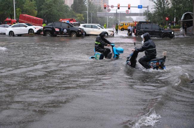 沈阳局部特大暴雨街巷积水成河