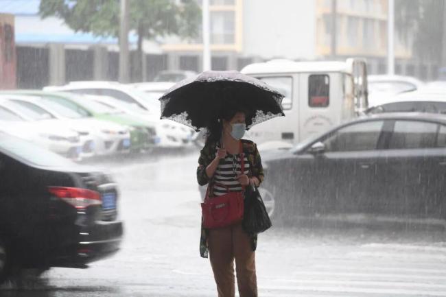 直击沈阳暴雨:有人划桨板出行