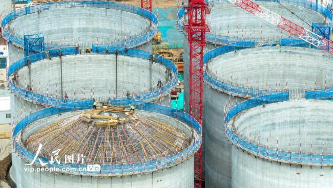 甘肃张掖：战高温 建粮仓