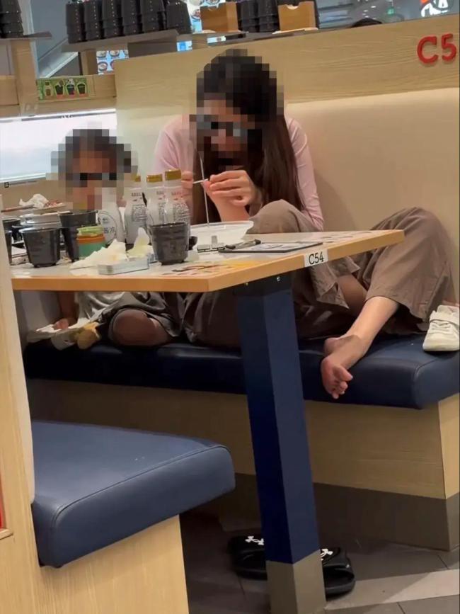 顾客在滨寿司餐桌上给娃剪脚趾甲