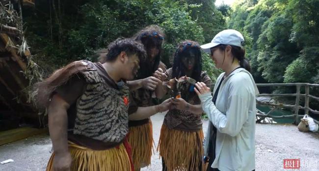 景区10万元高薪招募的野人上岗了 大学生扮演引游客互动