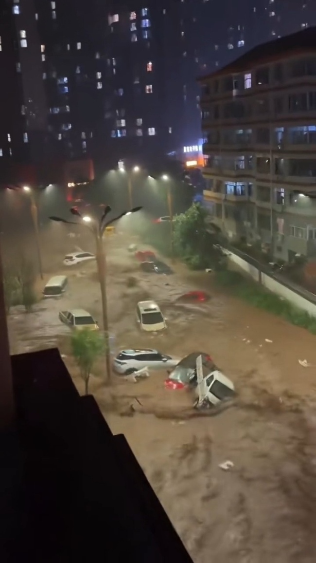 承德宽城强降雨 多辆车被洪水冲走