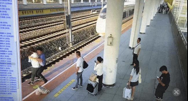 高铁进站孕妇欲跳轨 值班员飞扑救下