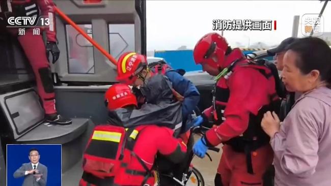 沈阳消防员连夜涉水转移老人 紧急救援暖人心