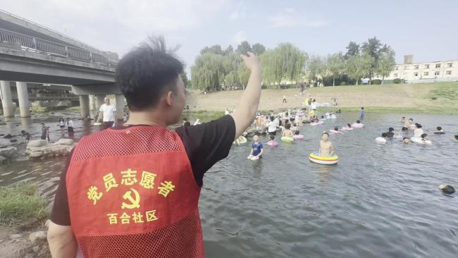 排污口成戏水地 志愿者：这是冲马桶水 家长不知情仍带孩子戏水