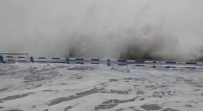 青岛沿海出现海水倒灌险情 台风“巴威”影响加剧