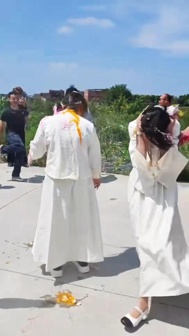 两名伴娘遭多名亲友婚闹围堵 低俗行为引争议
