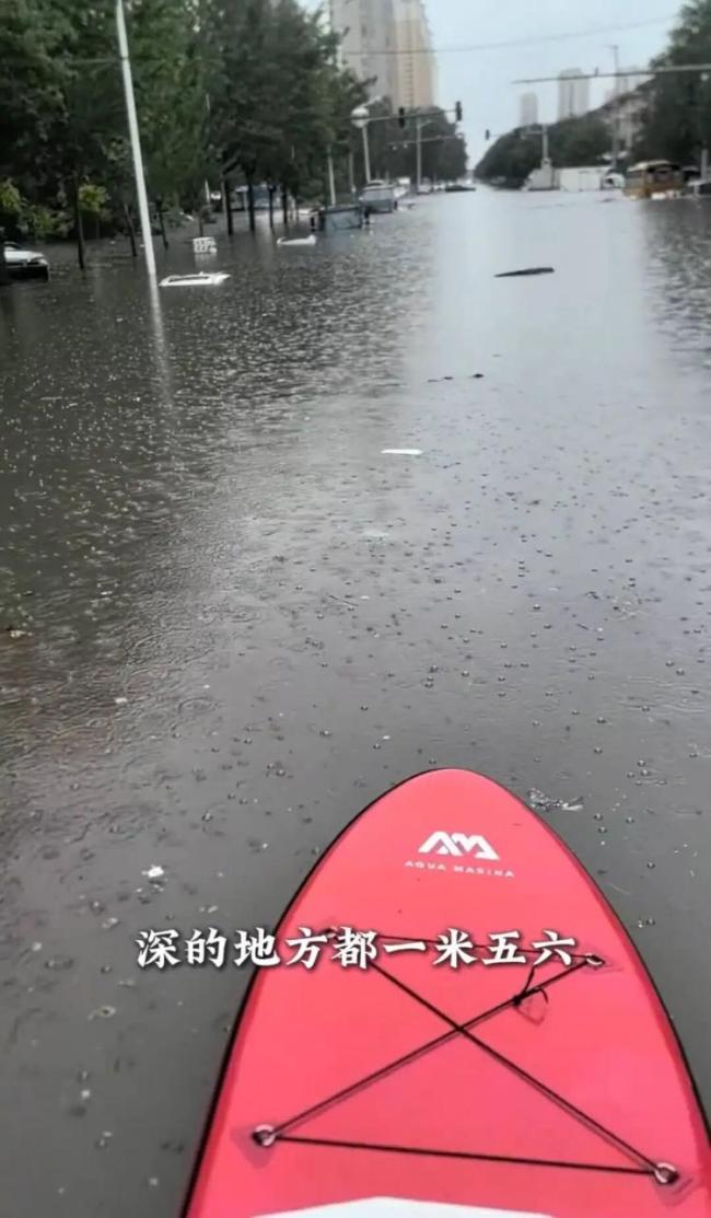 沈阳大哥冒雨划船护送被困路人 6小时救援数十人