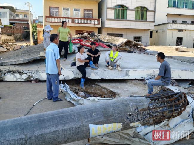 房屋被毁抚养4个孩子大哥收到捐款 爱心汇聚助重建家园