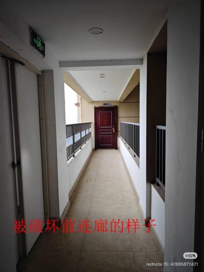 业主称邻居锯断连廊护栏封窗 擅自占用公共区域引发争议
