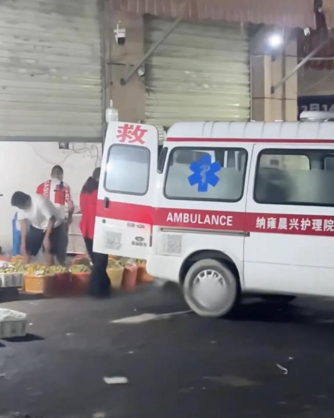 院方称卸水果的急救车为待售试驾车