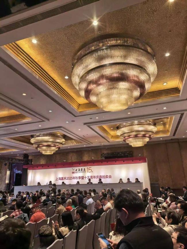 168万拍得价值250元假梅瓶，拍卖经理充当托儿诈骗，受害人累计被骗五亿 拍卖潜规则曝光