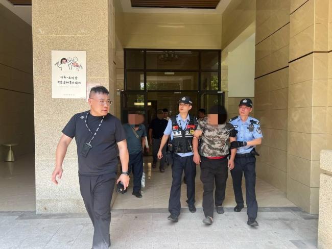 民警劝说2小时救下轻生男子 耐心倾听化解危机
