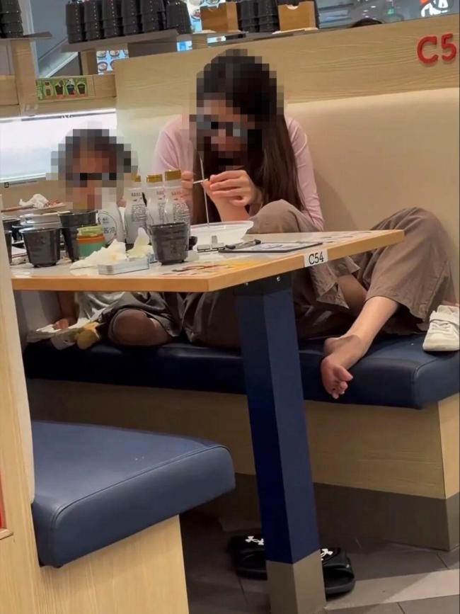 滨寿司回应女子餐桌上给小孩剪脚趾甲