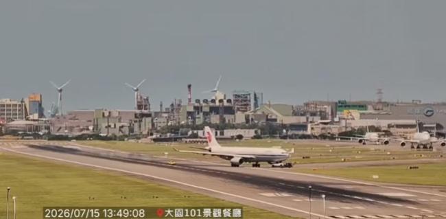 国航客机在台北桃园机场跑道被拖离
