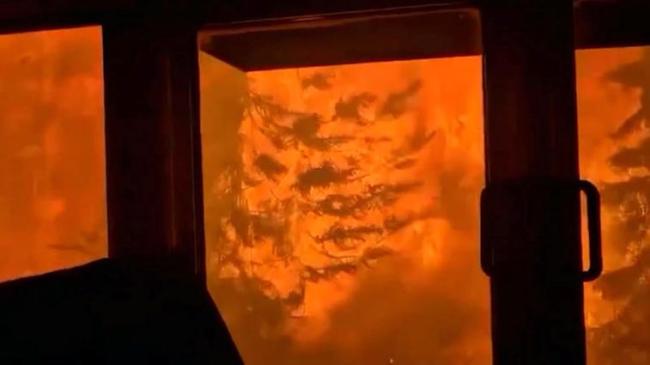 加拿大多地野火持续肆虐 列车被围困求援
