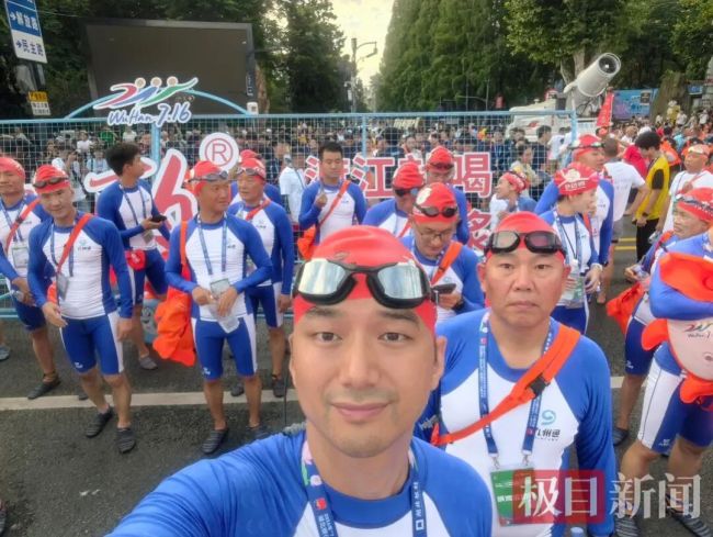 43岁副教授50分钟完成长江横渡 圆梦江城波浪间