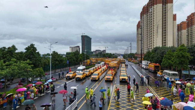 贵港市民冒雨送别电力铁军 全城欢送光明使者