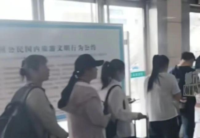 媒体评车站9个售票窗口仅开1个 整改并致歉