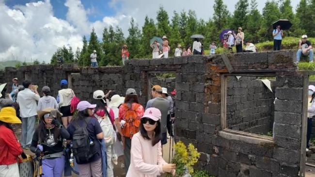 桂林山野外一废弃牛棚意外走红 乡村文旅新热点