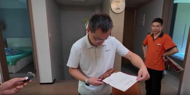 浙江安吉今年首批高考录取通知书送达 盛夏传喜报