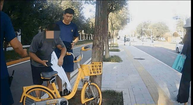 男子中暑摔倒 消防员出手施救