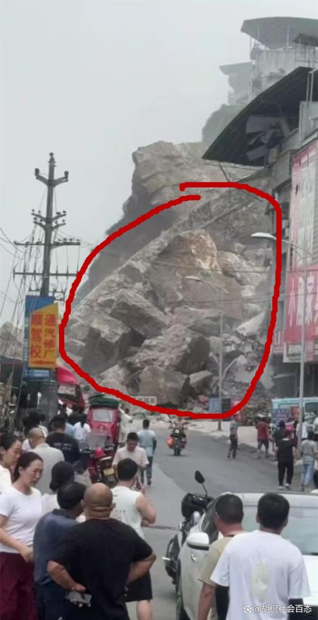 公交司机目睹彭水山体崩塌瞬间 惊险过程全记录
