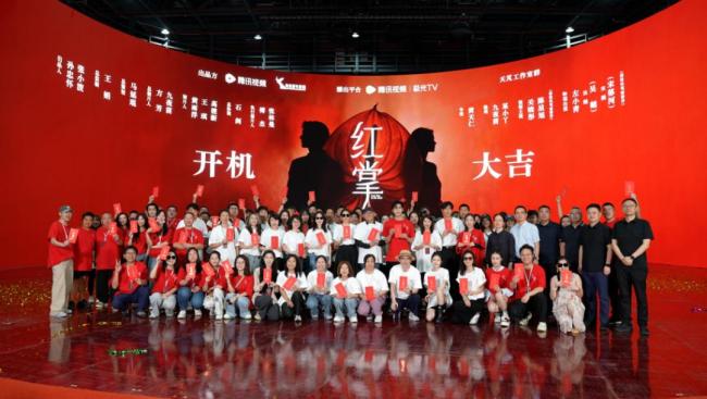 网友无锡万象城偶遇关晓彤拍戏 《红掌》开机引崇尚