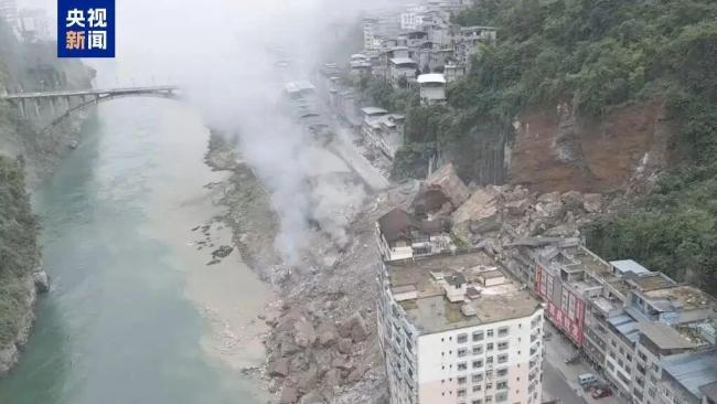 彭水山体垮塌居民称约4幢半房子被埋 已有7人获救