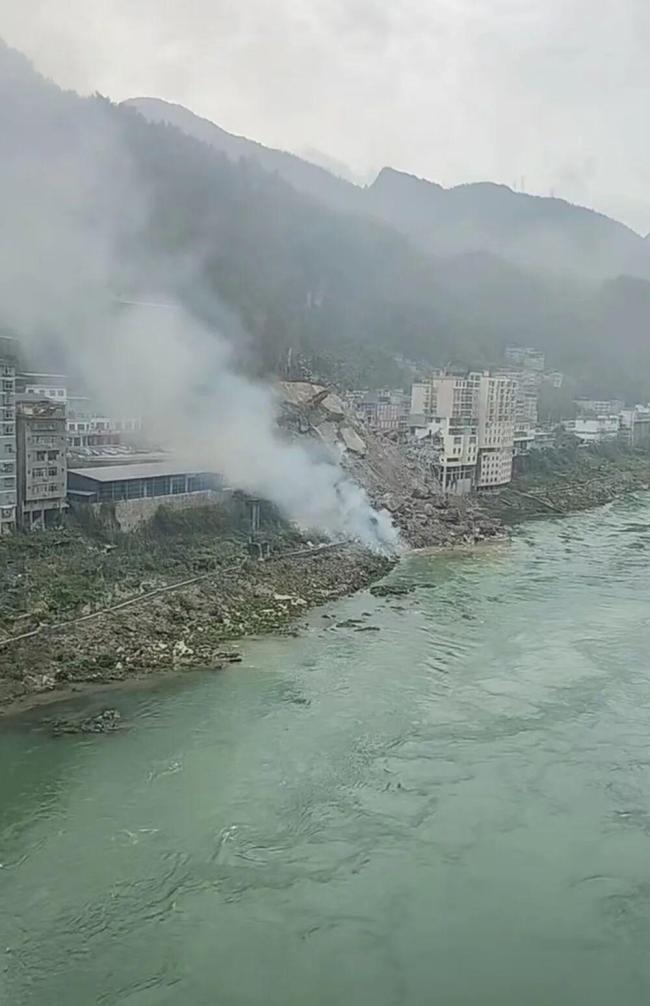 重庆彭水回应山体垮塌 多栋民房受损救援紧急展开