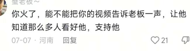 5只小狗烤鸭店排队等吃鸭屁股 温馨画面走红网络
